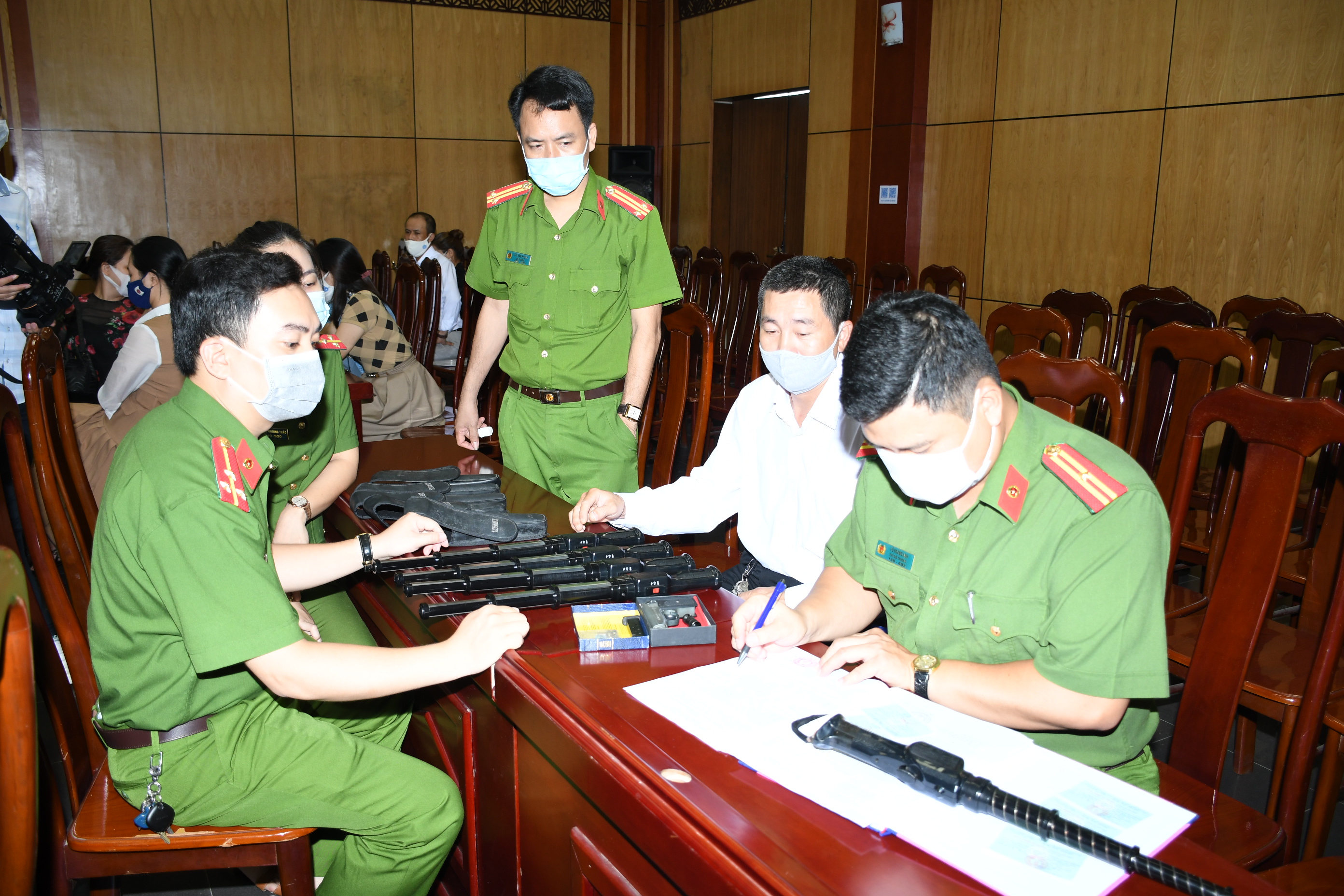  Thủ tục cấp Giấy phép mang vũ khí, công cụ hỗ trợ vào, ra khỏi lãnh thổ Việt Nam